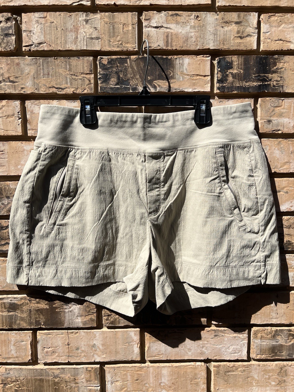 Athleta Trekkie North Shorts Womens Size 12 Beige Travel Hiking Zip Pocket Nylon