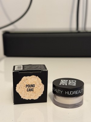 Huda Beauty Easy Bake Loose Baking & Setting Powder 0,8g - SHADE POUND CAKE
