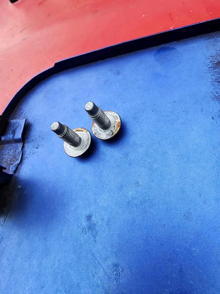 Honda CR-V 1997-2001 OEM Llenadora de Combustible Puerta Tapa de Gas Cubierta Superior con Hardware-Pernos Foto 3 de 4