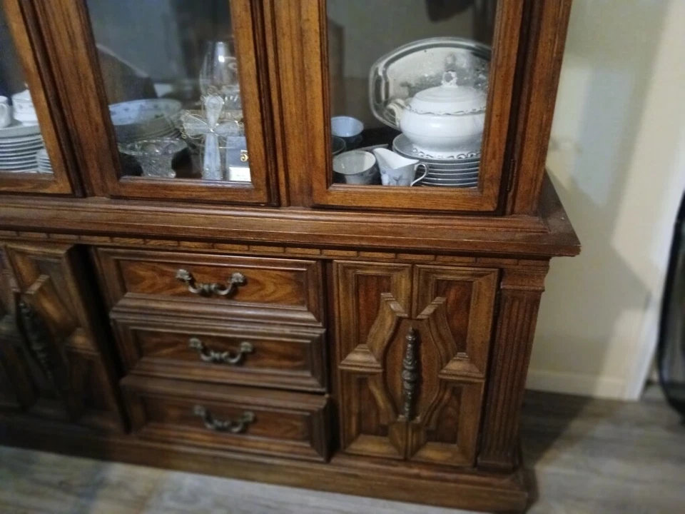 Hermoso gabinete de porcelana marrón Foto 2 de 4