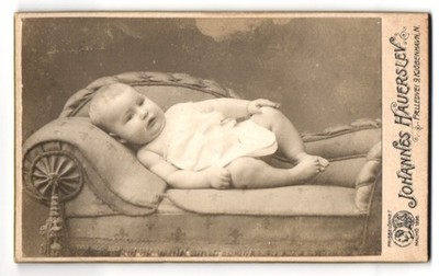 Photograph Johannes Hauerslev, Kjöbenhavn-N., Faelledvej 9, sweet toddler in  