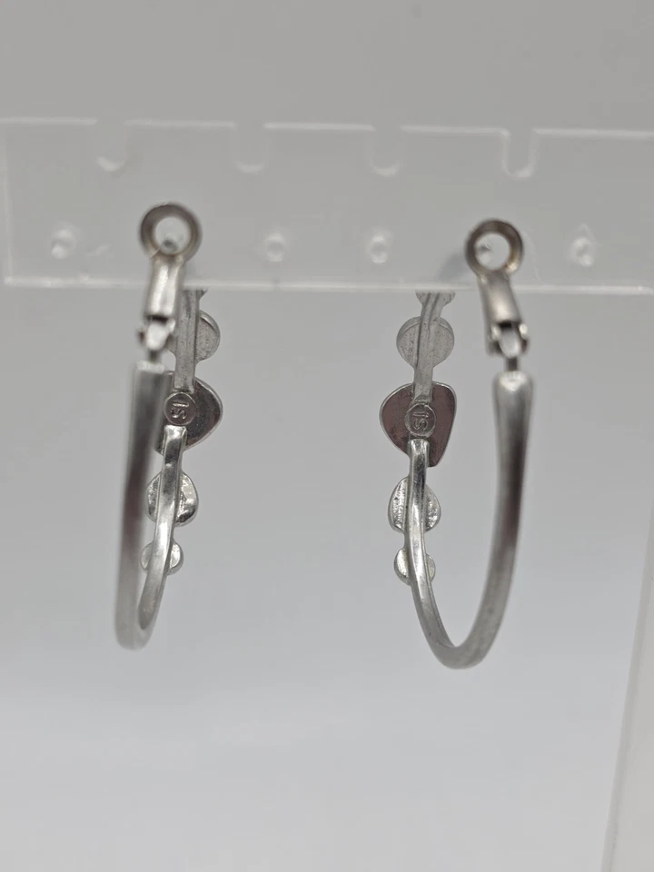 Серьги-кольца серебристого цвета с фиолетовыми, зелеными синими и желтыми камнями Lia Sophia  - Изображение 4 из 4