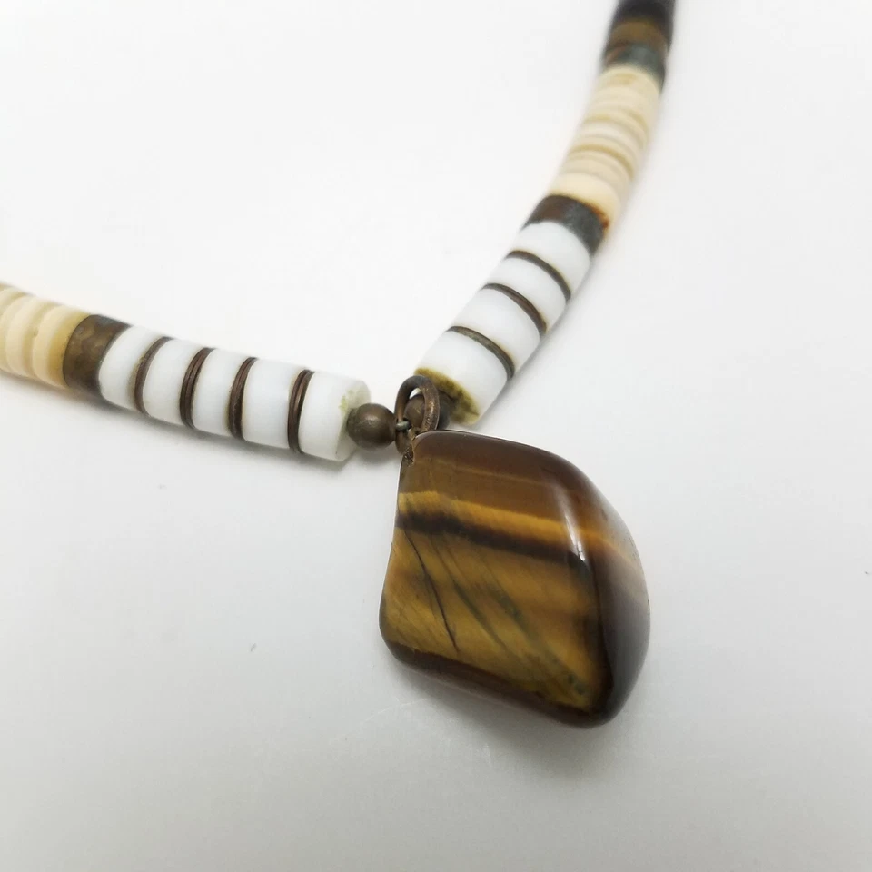 Collar de cuentas Heishi con concha de pluma marrón y piedras preciosas con colgante de piedras preciosas de ojo de tigre Foto 4 de 4