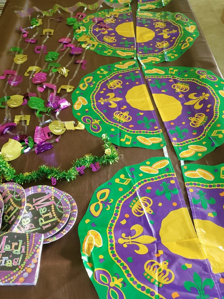 Большой лот товаров для вечеринок Mardi Gras, декор, новые нераспакованные тарелки и салфетки - Изображение 2 из 4