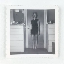 Snapshot Photo Pretty Girl Bedroom 1950s Young Woman Wearing Jumper Shorts A2646
