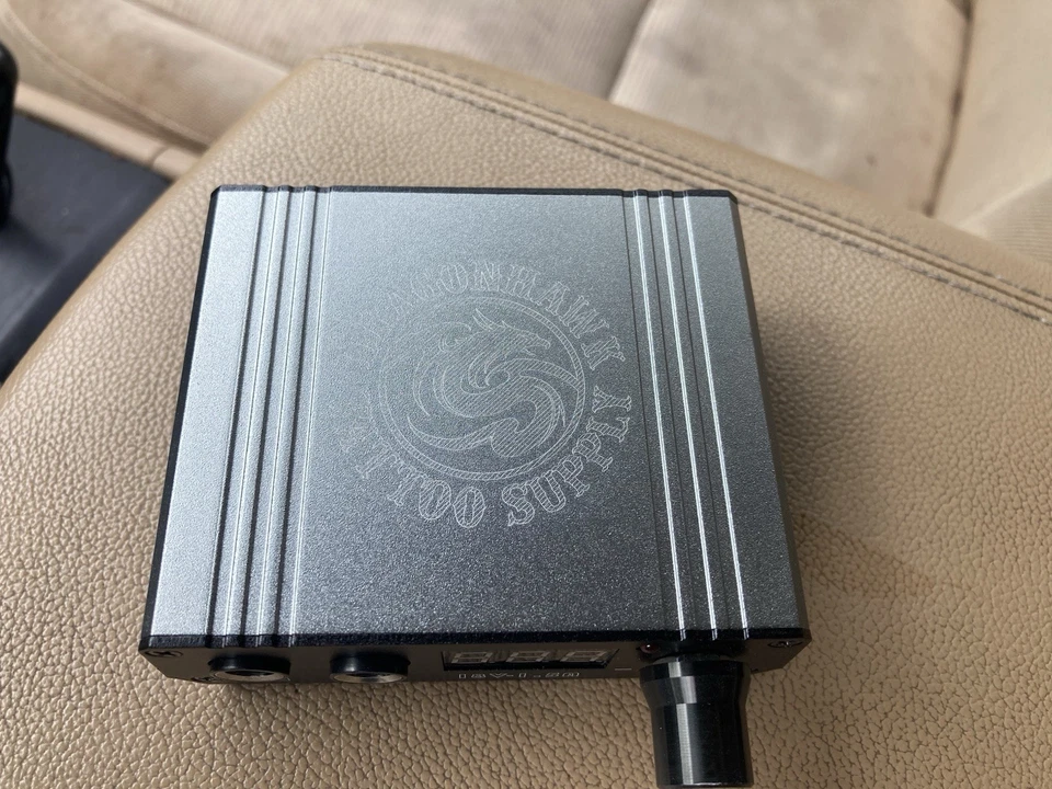 Máquina de tatuaje Dragonhawk Supply 18V 1.5A 23W 100-230W modo 50/60Hz LCD digital Foto 2 de 4