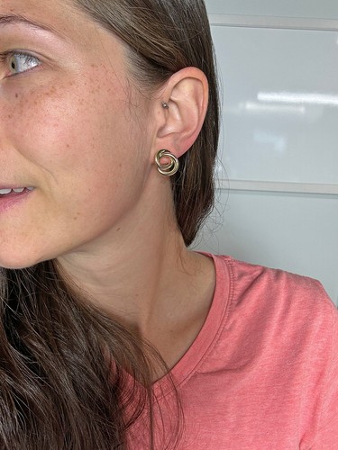 Aretes pequeños Sheila Fajl Sardegna enchapados en oro pulido de 18 k - Imagen 6 de 6