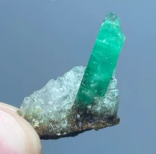 Natural green emerald mineral gem-grade crystal specimens stones crystals quartz