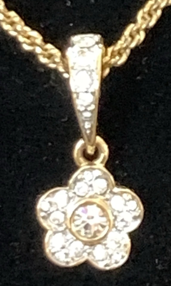 "Collar SWAROVSKI accesorio color dorado, colgante cadena 18"" en muy buen estado" Foto 3 de 4