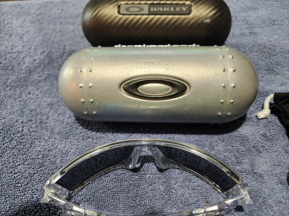 Marco transparente Oakley Oil Rig con lentes azules iridio y negras y 2 estuches incluidos Foto 2 de 4