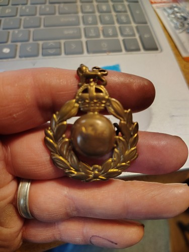 WW 2 British Royal Marines Cap Badge