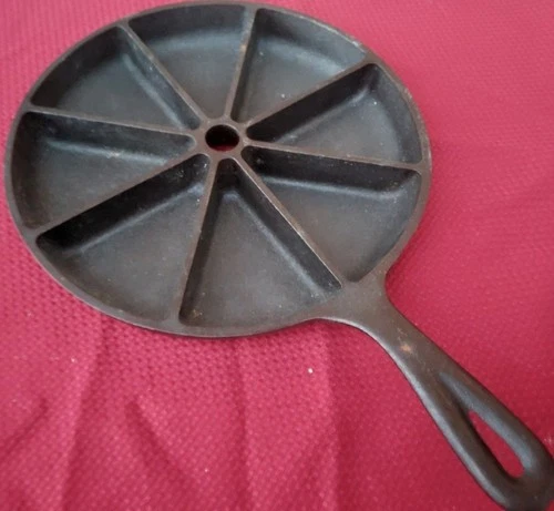 VTG LODGE CAST IRON CORNBREAD PAN SKILLET 9 WEDGE 8 SLICE D1 8CB BRIGHT LN