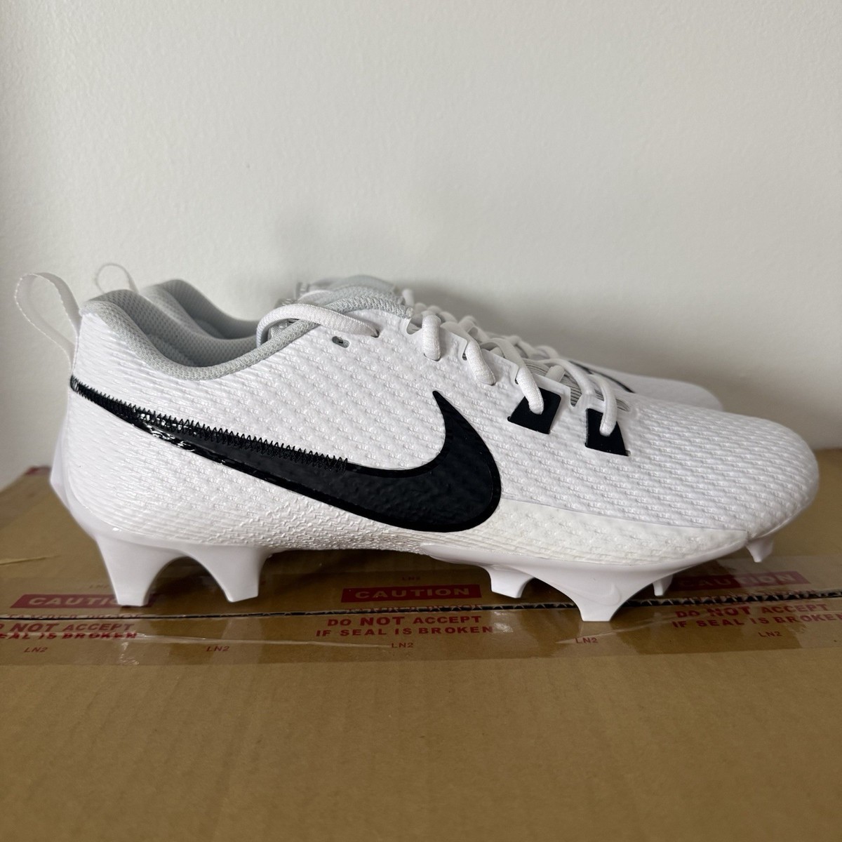 NIKE Vapor‎ Edge Speed 360 Detachable Football Cleats Mens 13.5 White Black Nby Amazon.com | Nike Men main image 2
