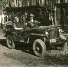 Foto d'epoca epoca seconda guerra mondiale Willys Jeep MB veicolo militare famiglia in villaggio rurale