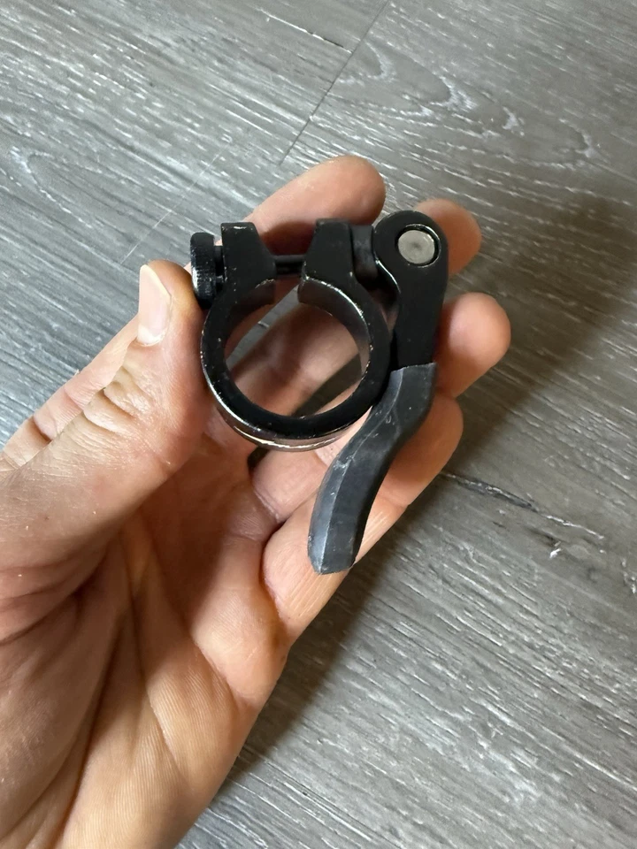 Abrazadera de tija de sillín de bicicleta Avenir de liberación rápida 28,6 aluminio negro Foto 2 de 4