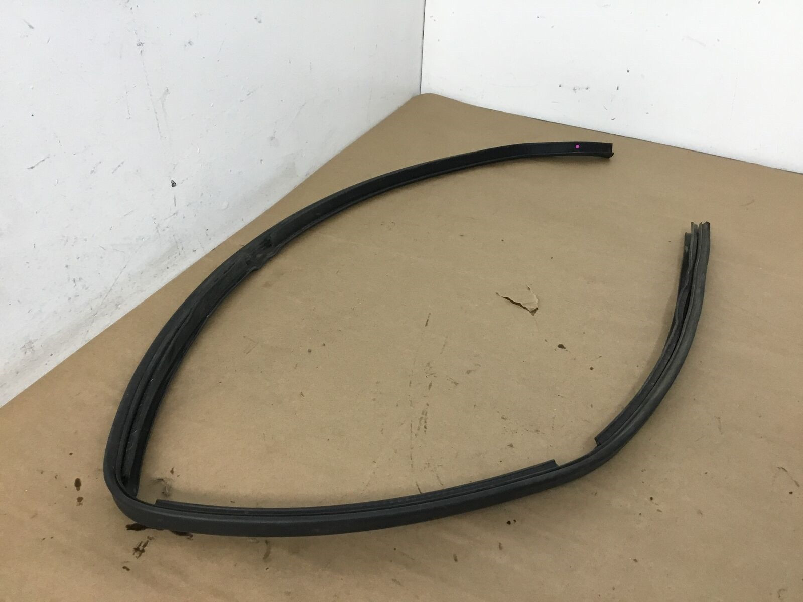 Aston Martin DB9 2013-2016 FRONT+LEFT Weatherstrip