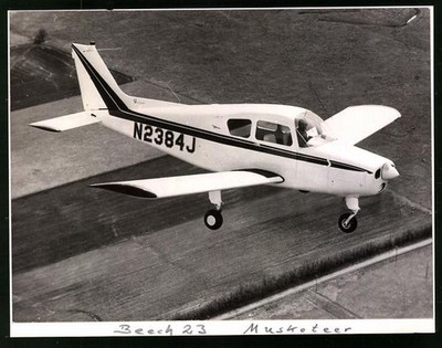 Fotografie Flugzeug Beechcraft Beech 23 Musketeer, Kennung N2384J 