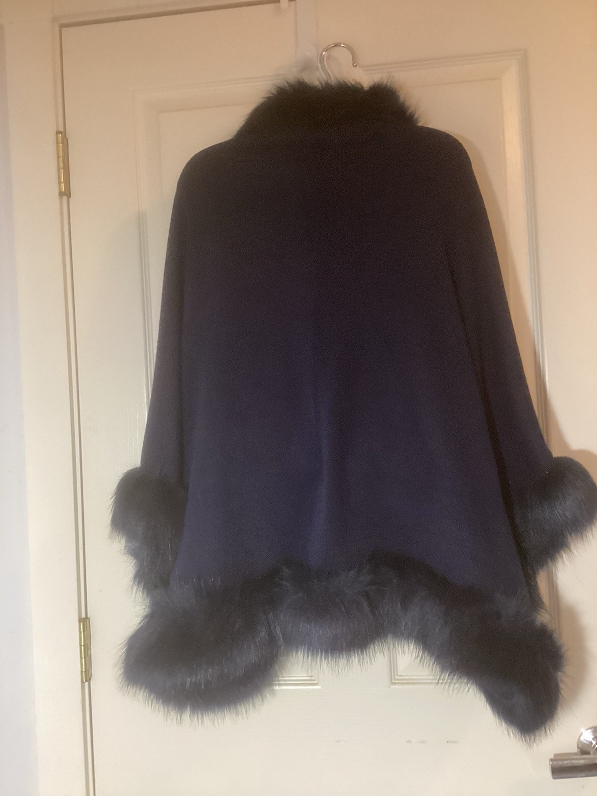 как выглядит Dark Blue Faux Fur Trimmed Signing Cape With 3/4 Sleeves By Sioni фото