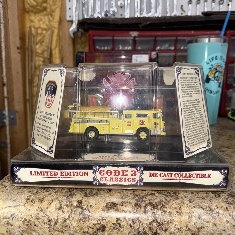 New Code 3 Model #12359 FDNY Classic Mack CF Pumper, Engine #45 - Image 4 of 4