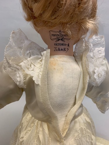 Collectable Porcelain doll "Victoria -A" by The Promenade Collection - Picture 9 of 9