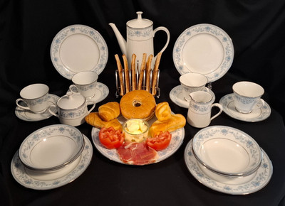 NORITAKE Blue Hill (2482) 21-teiliges Frühstücksservice für vier Personen mit Toastständer
