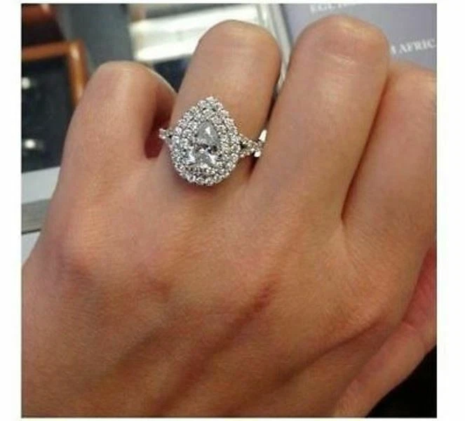 Anillo de compromiso con halo de diamantes blanco talla pera de 2 quilates creado en laboratorio en oro blanco de 14 k Foto 2 de 4