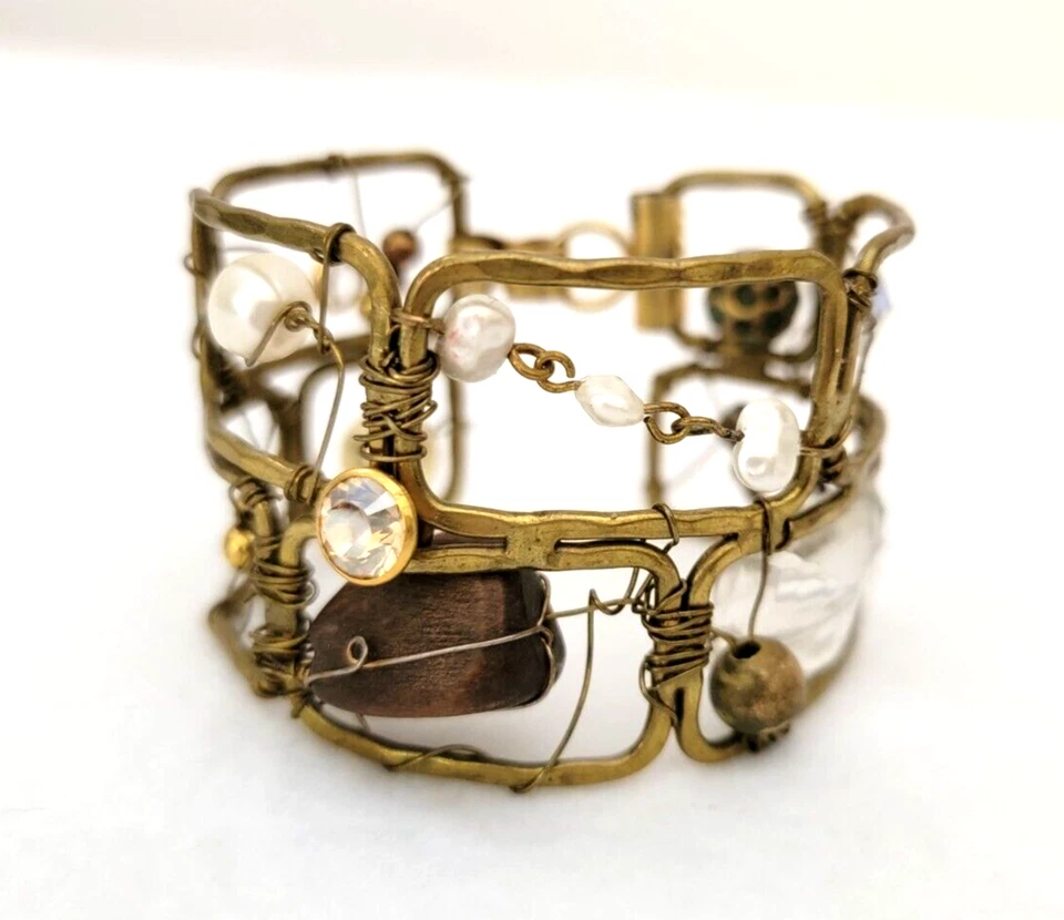 Brazalete artesanal de diamantes de imitación de perlas de agua dulce de cuarzo con suspensión de alambre de latón Foto 2 de 4