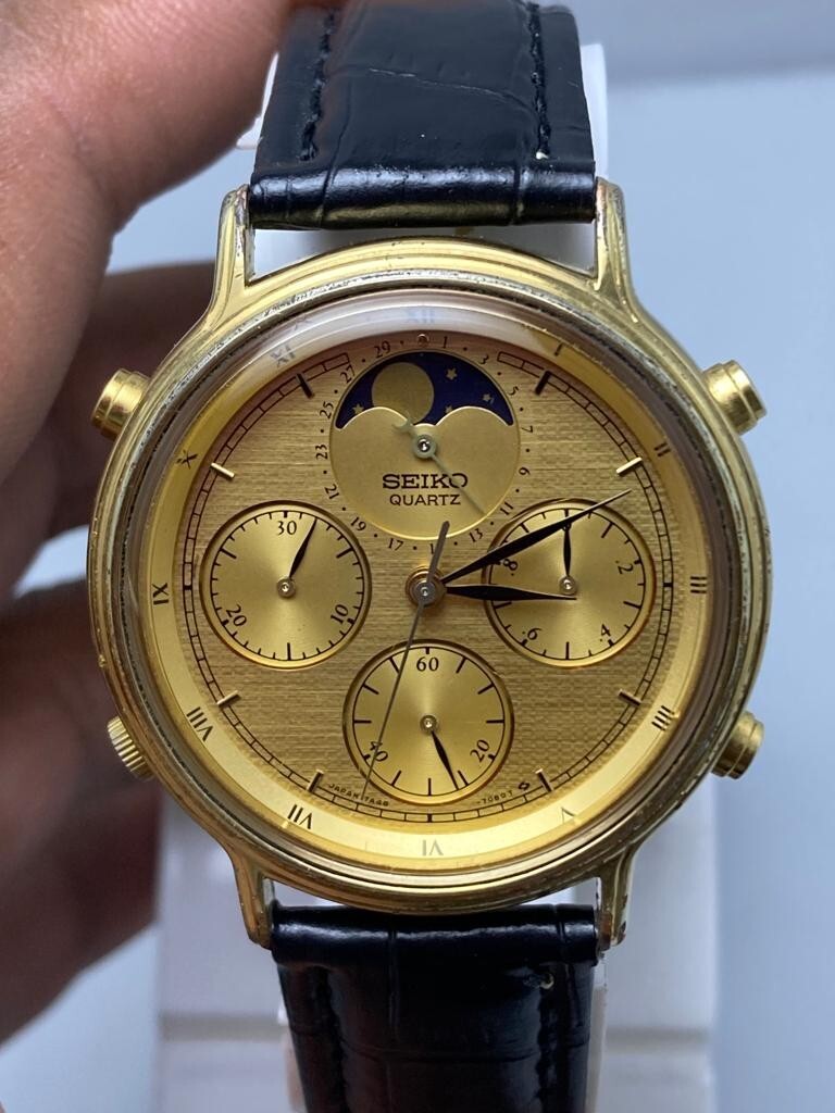 アイボリー×レッド 昭和レトロSEIKO セイコークオーツ ムーンフェイズ