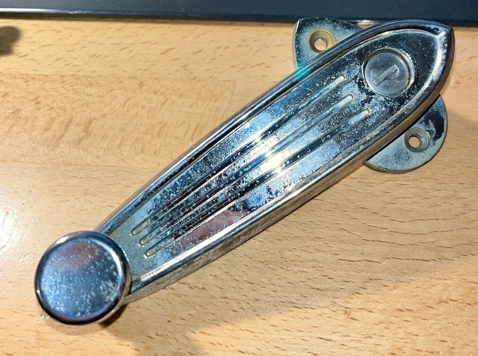 1956 1957 1958 1959 AMC Rambler Ambassador camioneta puerta trasera manija de ventana Foto 3 de 4