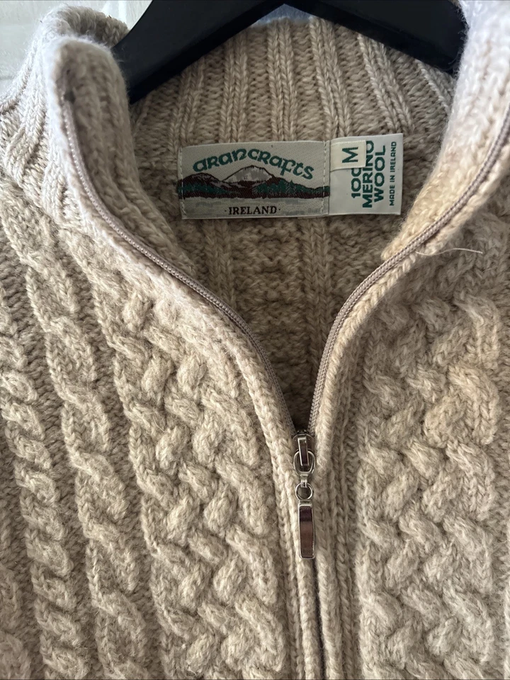 Aran Crafts 100% 美利奴羊毛 L 拉链前袋燕麦色针织毛衣 M 码 — 第 2/4 张图片