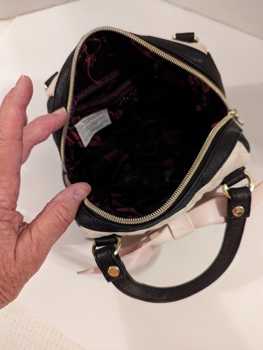 Cartera/bolso de mano Betsy Johnson rosa pálido negro y acolchado crema de 2 asas - Imagen 4 de 8