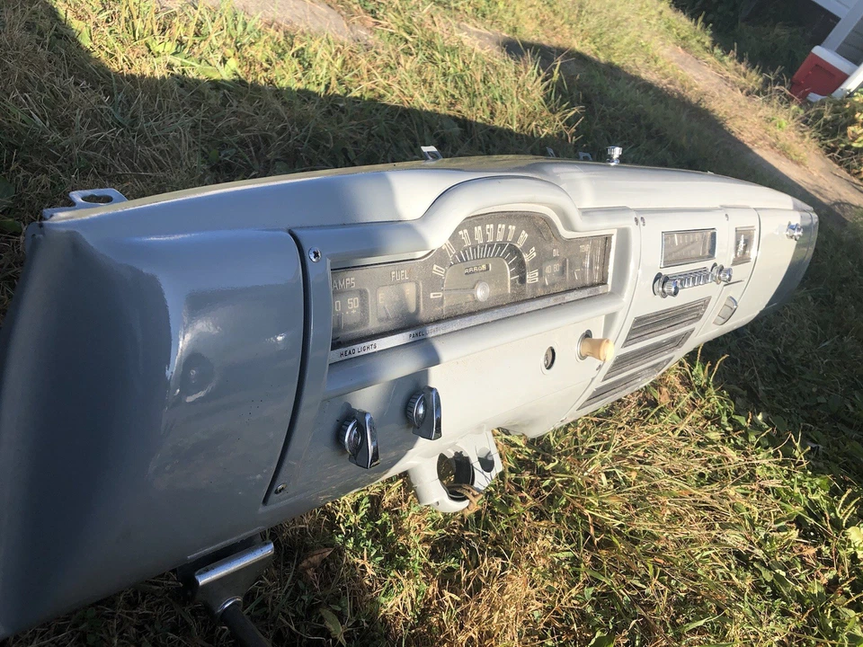 1951 1952 Plymouth Cambridge Cranbrook Concord medidores restaurados tablero de instrumentos y radio Foto 2 de 4