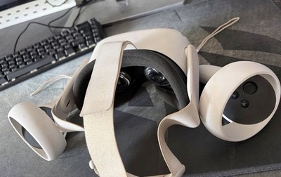 Oculus Meta Quest 2 eigenständiges VR-Brille Headset, weiß, mit 2 Controllern