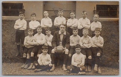 FUSSBALL unbekannte Schulmannschaft 1907/08 RP Postkarte
