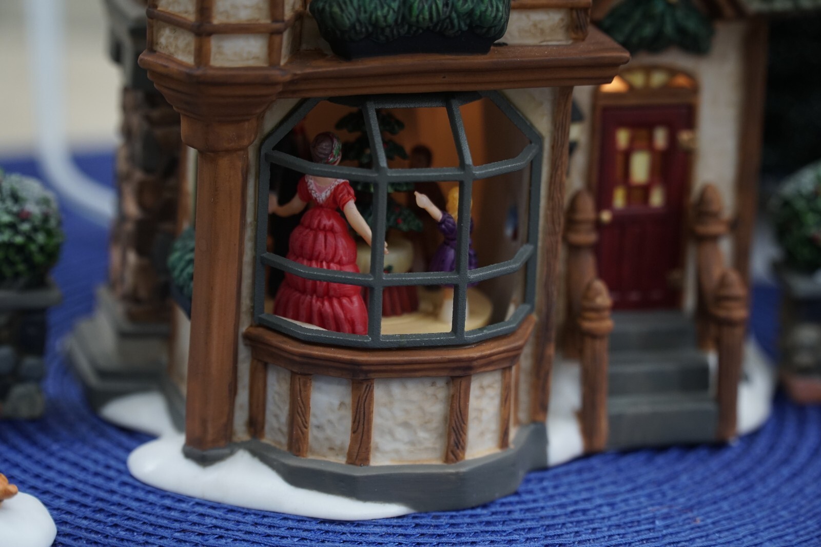 Dept 56 1 Royal Tree Court Animated Lighted Complete Christmas Set # 58506 - Picture 8 of 21