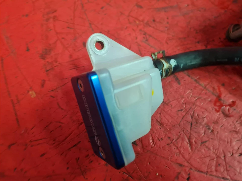 2002 SUZUKI GSXR 600 K2 RIGHT FRONT FOOT REST - Imagem 3 de 4