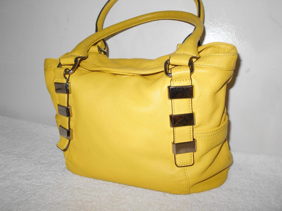BOLSO DE HOMBRO PEQUEÑO B MAKOWSKI CUERO AMARILLO MOSTAZA CROMO RESISTENTE Foto 2 de 4