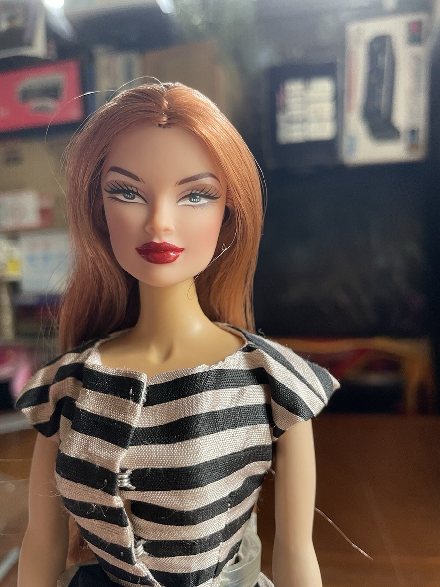 2002 Integrity Toys Fashion Royalty Veronique Spring Close-Up Wu