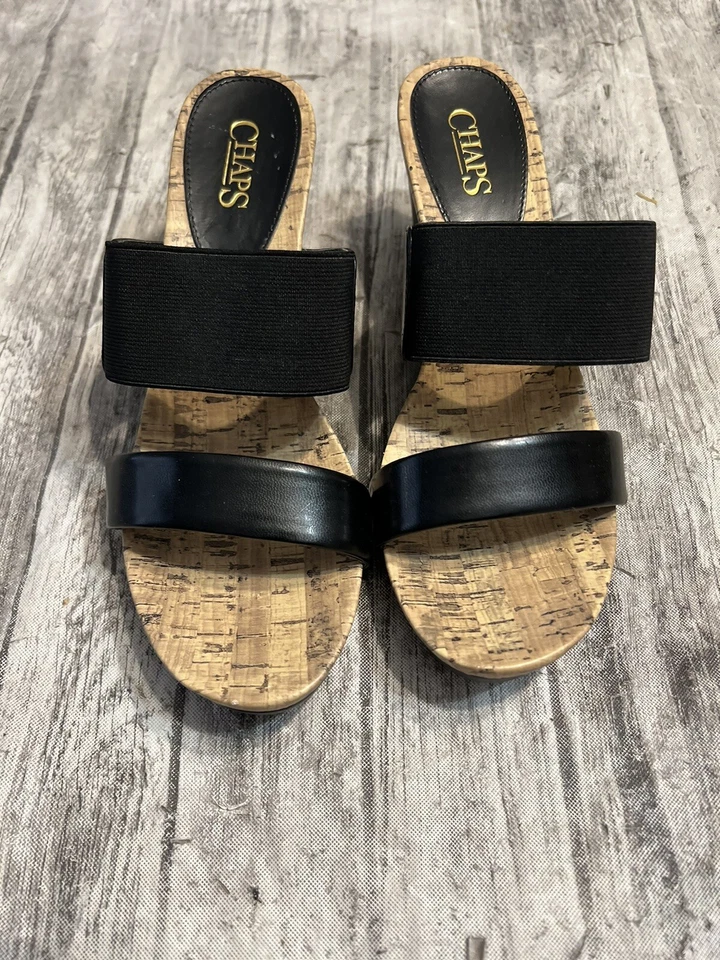 Sandalia para mujer Chaps talla 8B cuña de corcho negra y tostada Rhoda Foto 2 de 4