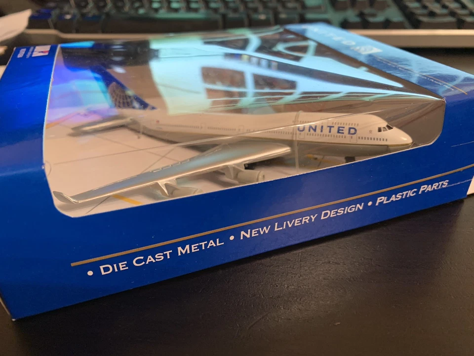 UNITED AIRLINES BOEING 747 DIECAST METAL MODEL USA New Livery & Landing Gear NEW - Image 4 of 4