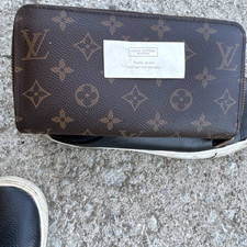 Vintage Louie Vuitton 1988- Made in France Zippy Unisex Wallet.