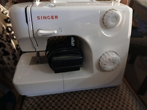 Singer-Nähmaschine mit Fußpedal
