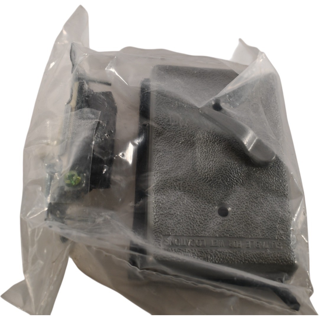 NEW Eaton Crouse-Hinds TP7260 Weatherproof Cover w/ 15A Switch