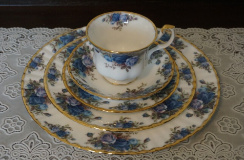 VINTAGE Royal Albert Bone China Moonlight Rose 5 PC Place Settings, England - Picture 1 of 11