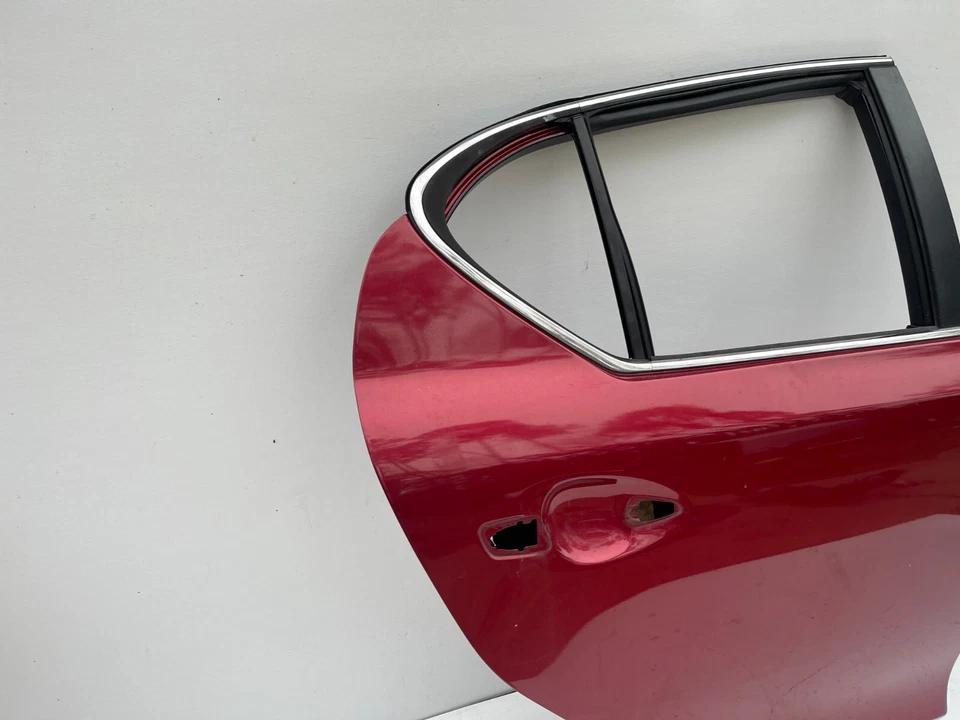 Carcasa de puerta trasera derecha del lado del pasajero Lexus CT200H 2011-2016 OEM ROJO 67003-76030 Foto 3 de 4