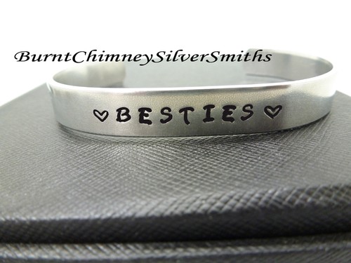 BESTIES - Bracciale personalizzato con nome timbrato a mano braccialetto in alluminio 3/8 x 6". - Foto 1 di 4