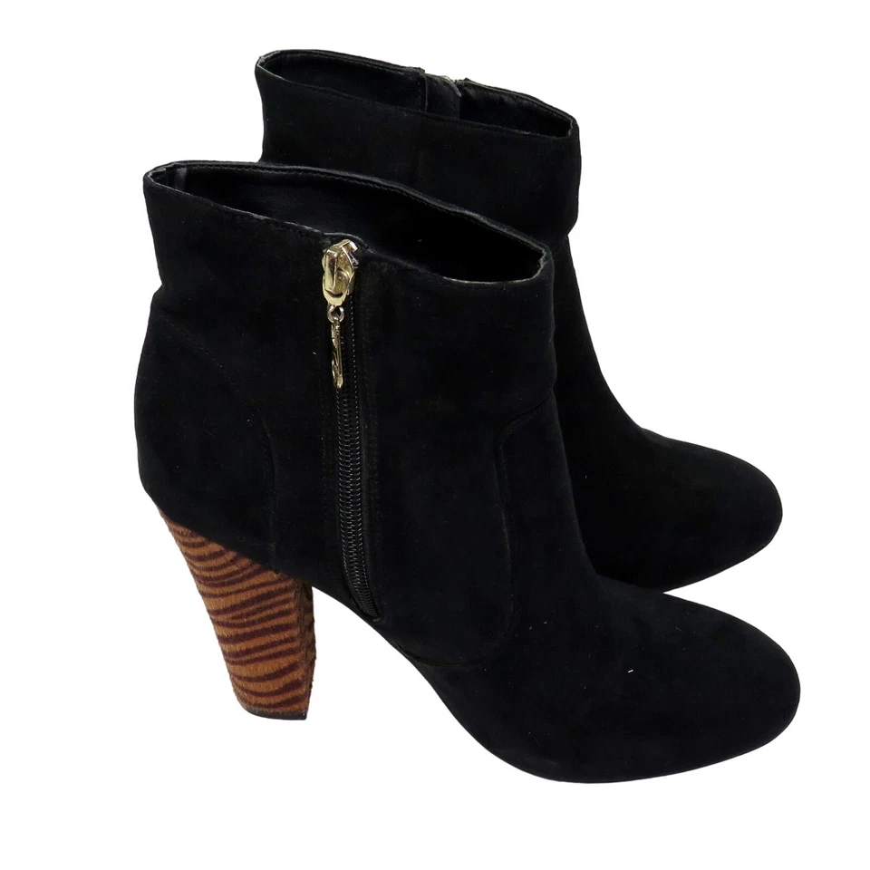 Bota de tornozelo Guess veludo preto estampa animal cabelo de pônei salto tamanho 8 botinhas GGEMIT - Imagem 2 de 4