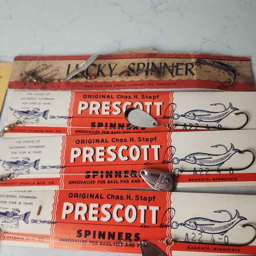8 Old vintage fishing lures on original tackle dealers cards. - Picture 2 of 4