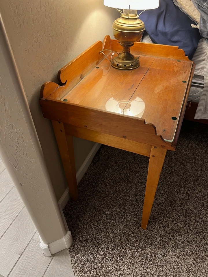 Mesa auxiliar American Federal de arce con detalles festoneados alrededor de 1825, MB622 Foto 2 de 4