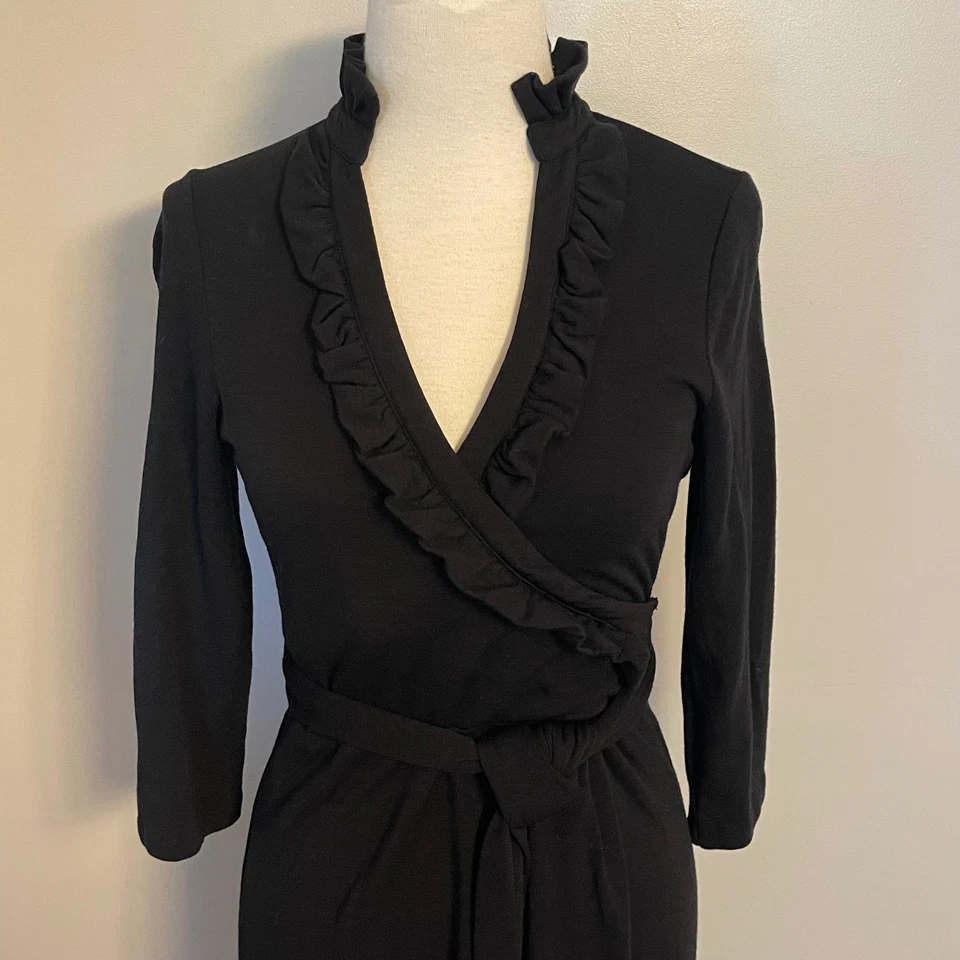 Vestido Banana Republic Negro Mezcla de Lana Envolvente Volantes Escote Corbata Cintura Talla Pequeña Foto 2 de 4